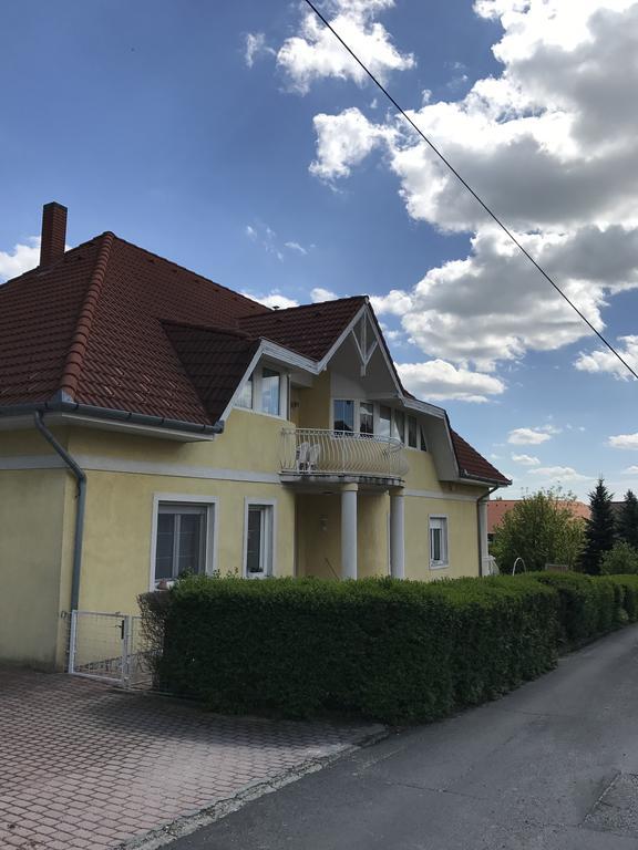 Esther Apartman Денешдиаш Экстерьер фото